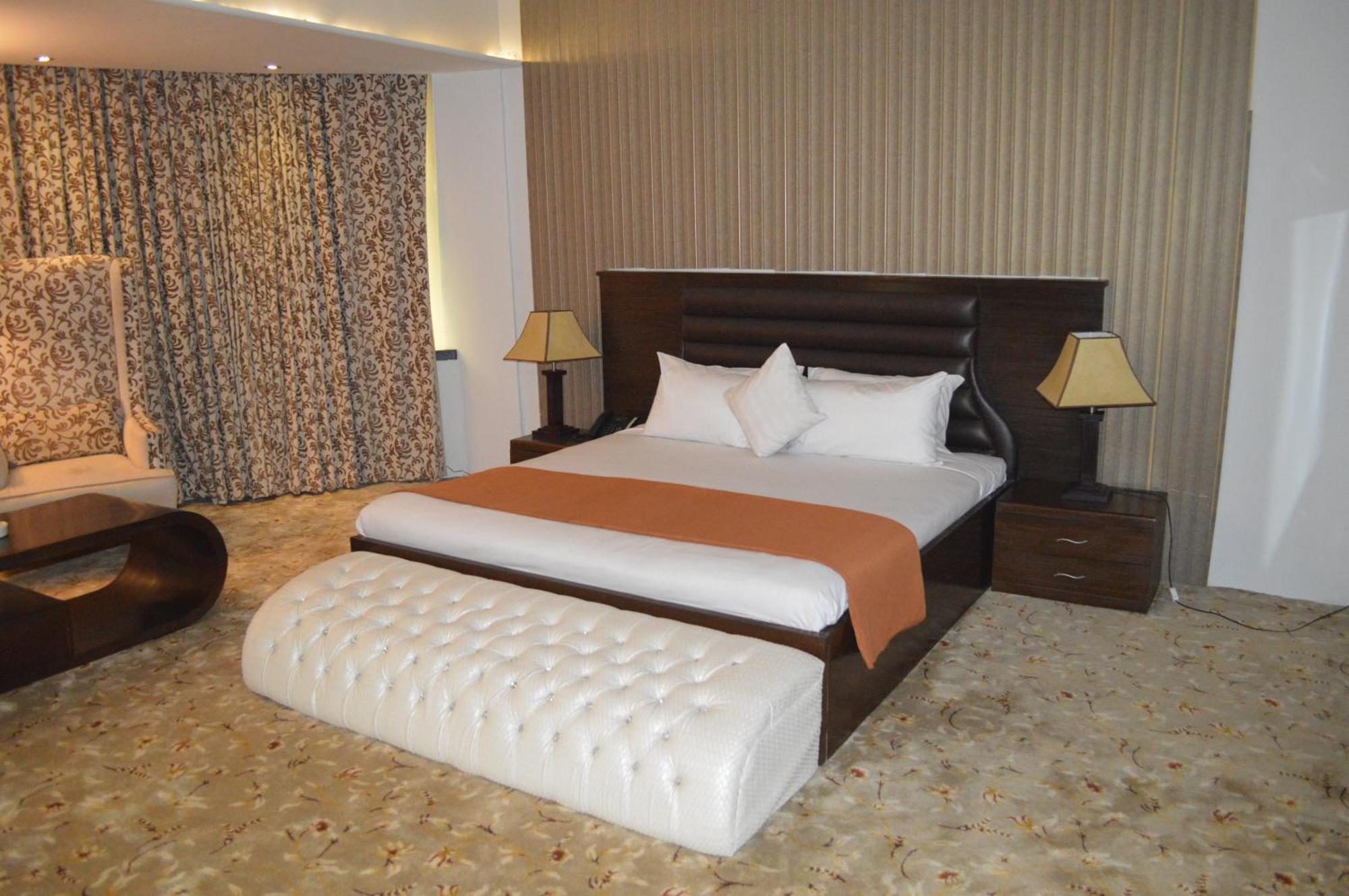 Fort Continental Hotel Pesavar Kültér fotó