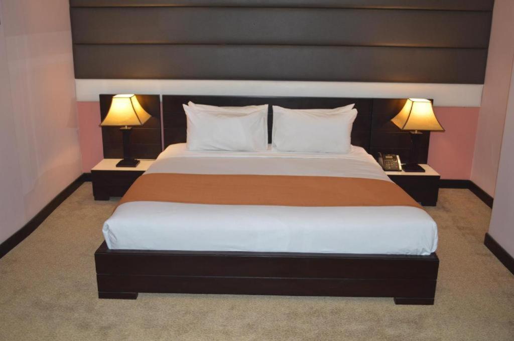 Fort Continental Hotel Pesavar Kültér fotó