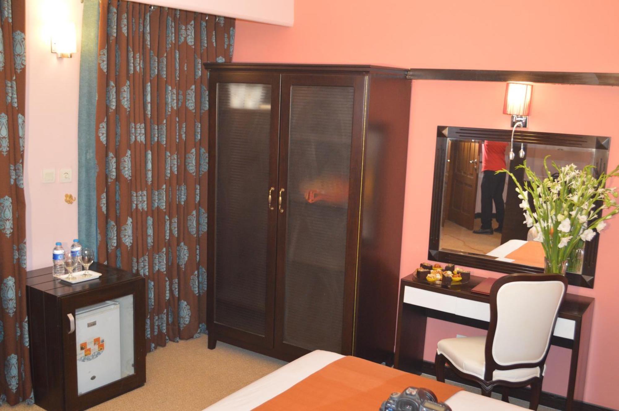 Fort Continental Hotel Pesavar Kültér fotó