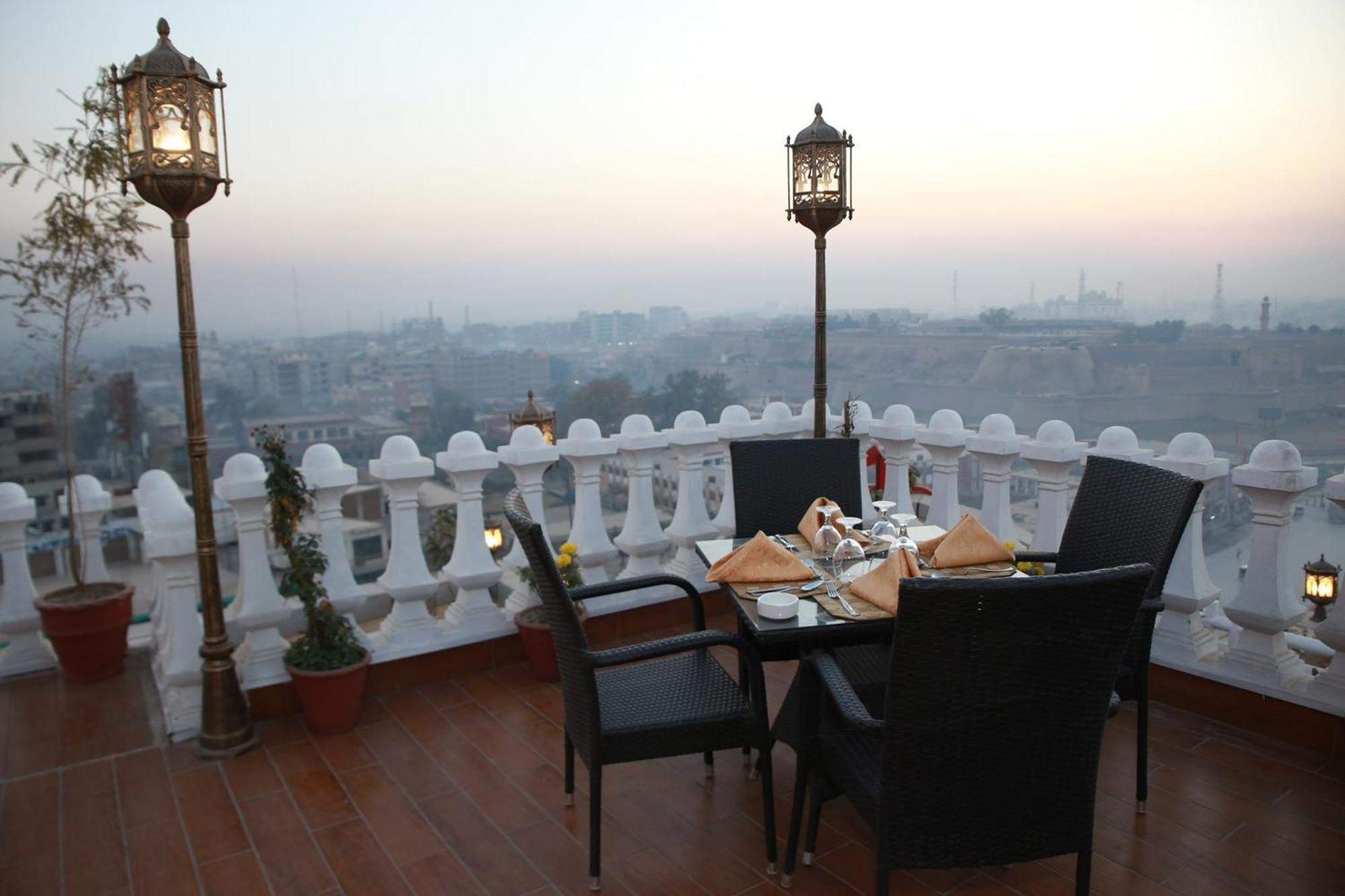 Fort Continental Hotel Pesavar Kültér fotó