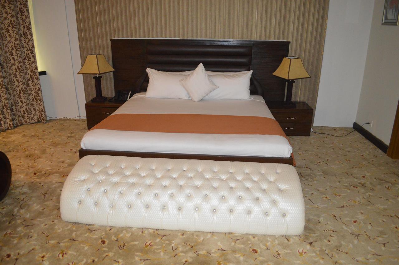 Fort Continental Hotel Pesavar Kültér fotó