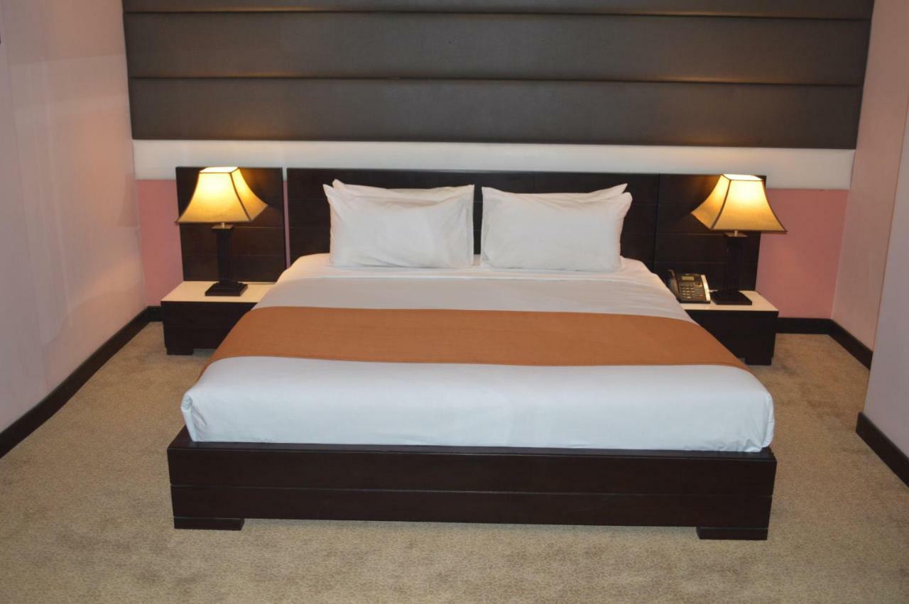 Fort Continental Hotel Pesavar Kültér fotó